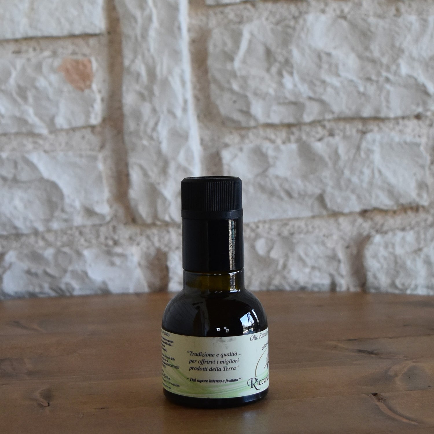 Bottiglia da 100ml con tappo antirabbocco di olio extra vergine d’oliva 100% Italiano